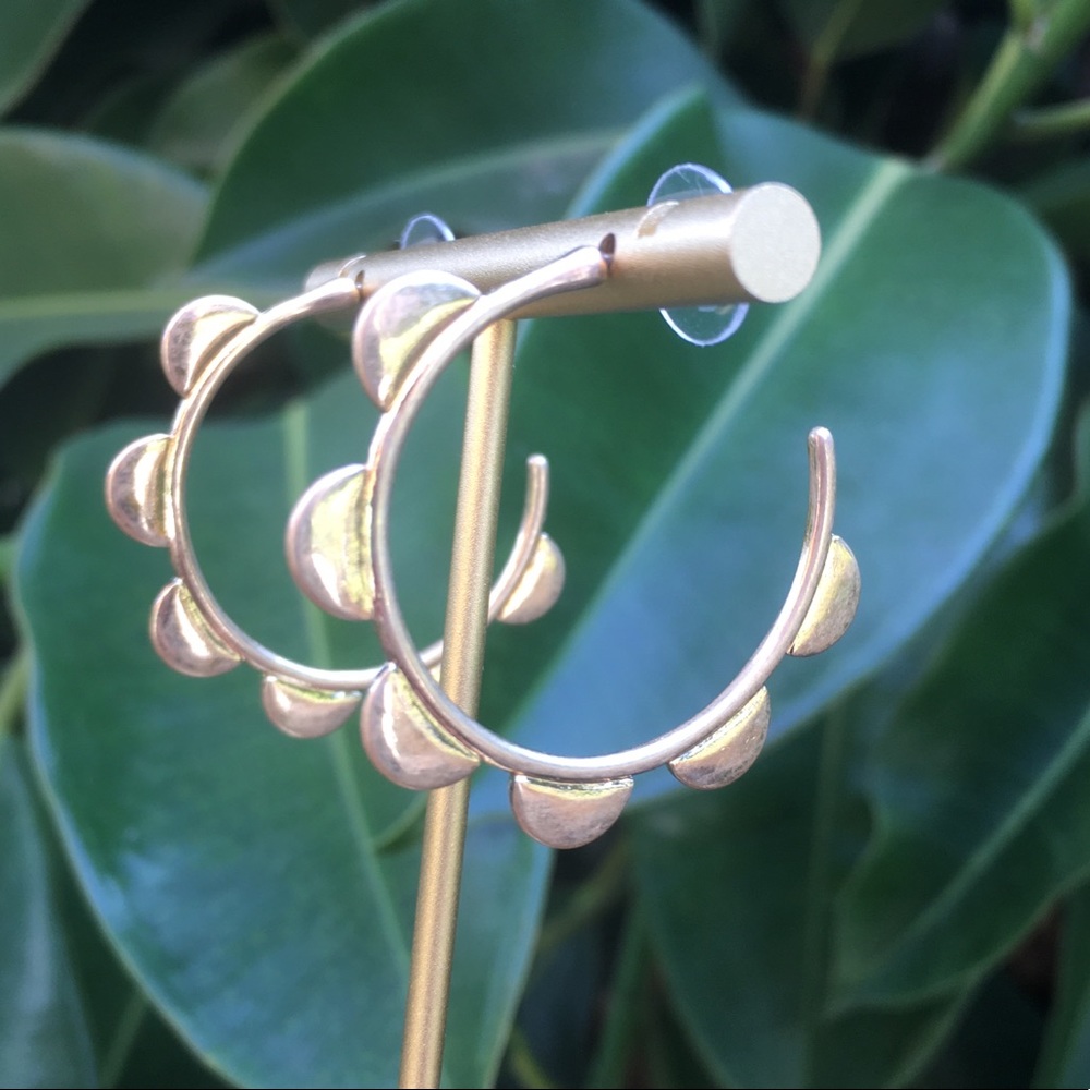 Pomina Gold Scallop Hoop Earrings - Picture 4 of 6